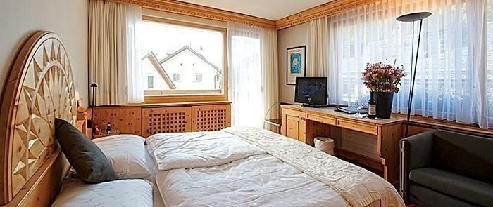 Standard & Comfort Room - Sicht nacht St. Moritz / Julierpass