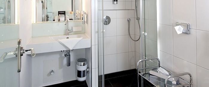 Designer Zimmer mit Dusche und Balkon