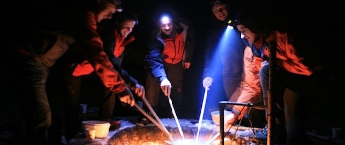 Iglu bauen mit Fondue im selbstgebauten Iglu