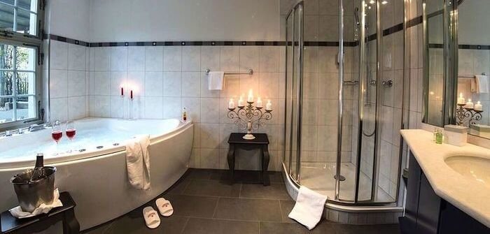 Romantik Suite mit Whirlpool - Bad